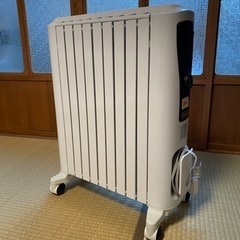 値引きデロンギ(DeLonghi)ユニカルド オイルヒーター 幅広X字型フィン ピュアホワイト×ブラック [10~13畳用] の画像