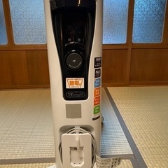 値引きデロンギ(DeLonghi)ユニカルド オイルヒーター 幅広X字型フィン ピュアホワイト×ブラック [10~13畳用] の画像