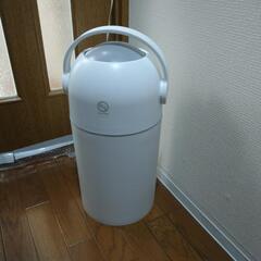 おむつが捨てられる置物の画像