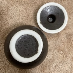 焼物　蓋付の小さな壺の画像
