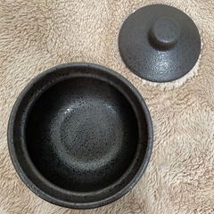 焼物　蓋付の小さな壺の画像
