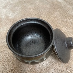 焼物　蓋付の小さな壺の画像