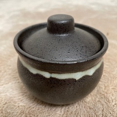 焼物　蓋付の小さな壺の画像