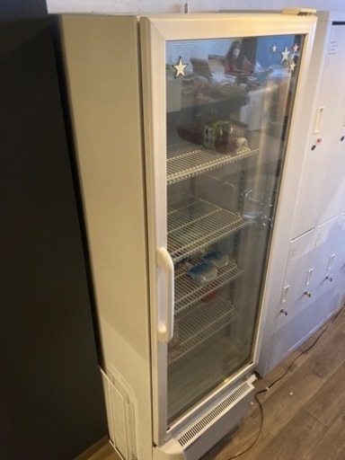2020年式　【業務用】結露の少ない2重ガラス採用で商品が見やすい 【業務用/新品】【パナソニック】冷蔵ショーケース タテ型 SMR-SU150RA右開き