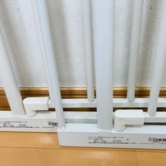 ベビーゲート2組セット、日本育児、中古美品、白色、拡張フレーム2本、付属品揃い　おまけ付きの画像