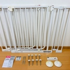 ベビーゲート2組セット、日本育児、中古美品、白色、拡張フレーム2本、付属品揃い　おまけ付きの画像