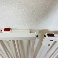 ベビーゲート2組セット、日本育児、中古美品、白色、拡張フレーム2本、付属品揃い　おまけ付きの画像