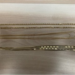 金の色をしたネックレス3個