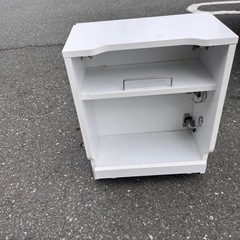 配線収納ラック　白　の画像
