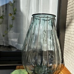 ガラス製の大きめの花瓶の画像
