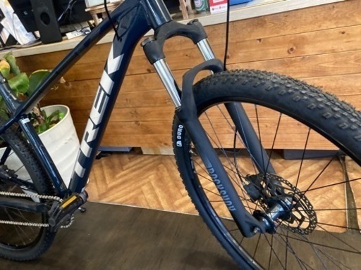 【TREK MARLIN7前後タイヤ新品！】アルミフレーム　油圧ディスクブレーキ　10速　29インチMTB マットネイビー