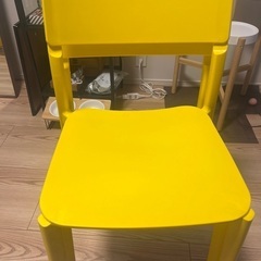 IKEAテーブルと椅子2脚の画像