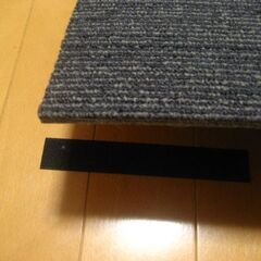 日本製タイルカーペット＜床暖房対応＞厚み7.5㎜・1枚２００円・在庫２１７枚（１４２５）未使用品・裏面不織布の画像
