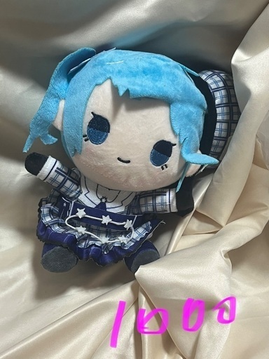 アニメ　女の子　水色　ぬいぐるみ