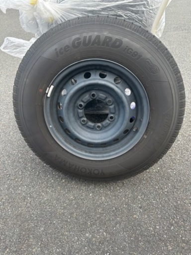 ハイエース純正スチールホイール付きスタッドレスタイヤ