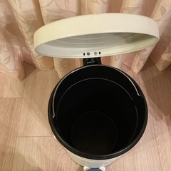 蓋付きゴミ箱の画像