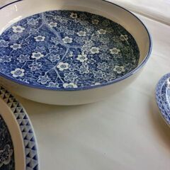 梅小紋、★未使用箱入り★来客に⭐大きい皿１点、大鉢1点★小皿5点、AKURA,梅模様で綺麗、🌟お問い合わせ前プロフィール必読ですの画像