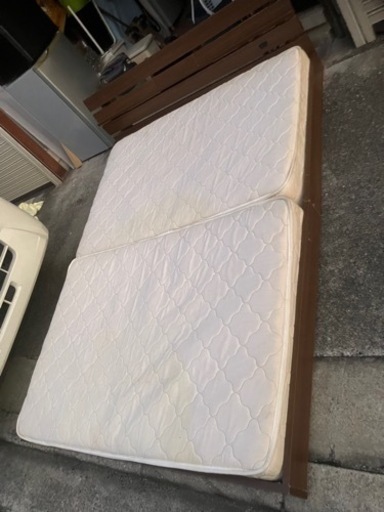 ダブルサイズベッド　低いタイプ