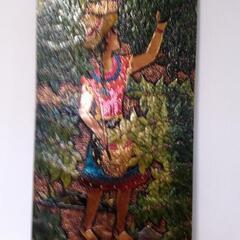 コーヒーを摘む女性の画像