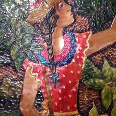 コーヒーを摘む女性の画像