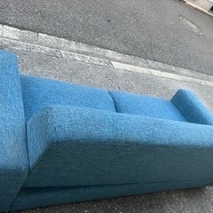 青色ソファの画像