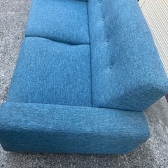 青色ソファの画像