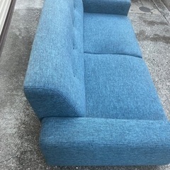 青色ソファの画像