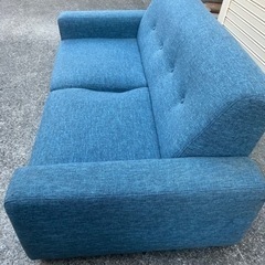 青色ソファの画像
