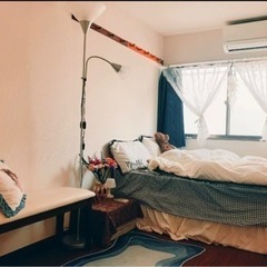 家具 セミダブルマットレスとフロアスタンダードランプ