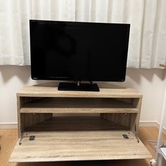 32インチのテレビとテレビボードの画像