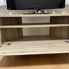 32インチのテレビとテレビボードの画像