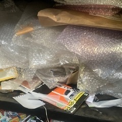 プチプチや包装紙投球の画像