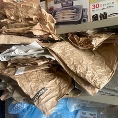 プチプチや包装紙投球