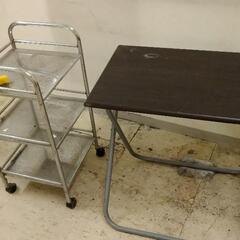 折りたたみテーブルとラック