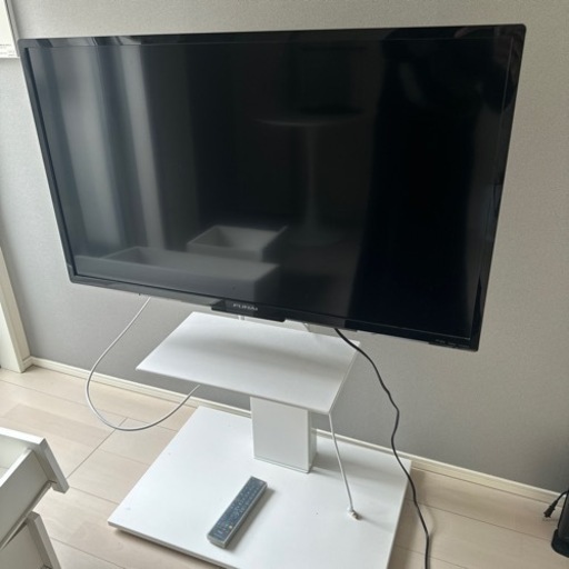 40インチテレビとテレビスタンドのセットです