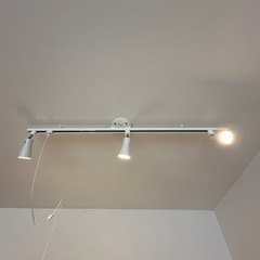🔴複数お買い上げは割引🔴賃貸の天井に使える‼️ダクトレール+電球シェード3つ＋LED調光電球つきの画像