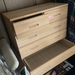 木製の造りの良い家具です。