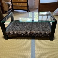 ガラスのテーブル　500円