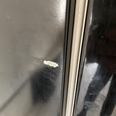 黒い2ドア冷蔵庫 SHARPの画像