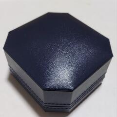【値下げ】中古リングケース紺　ロイヤルアッシャーダイヤモンドの画像