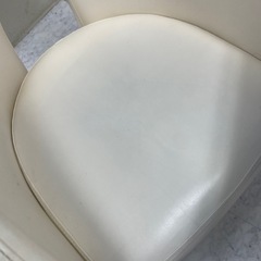 デスク、椅子、デスクライトの画像