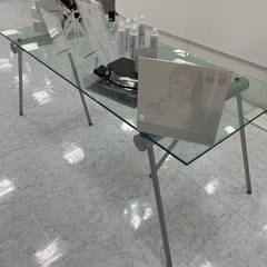 ガラステーブルの画像