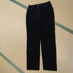 黒いパンツ