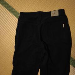 黒いパンツの画像