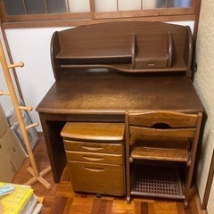無料でお譲りします。アンティーク木製机と椅子と引き出し