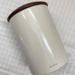 木の蓋がついた除湿缶の画像
