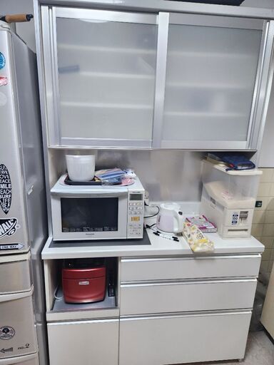食器棚(白基調)