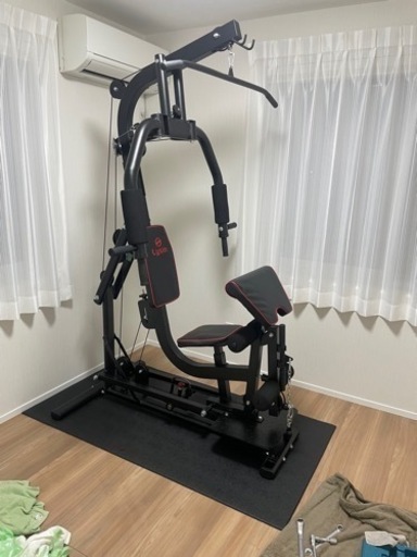 ウェイトトレーニングジム　筋トレマシーン