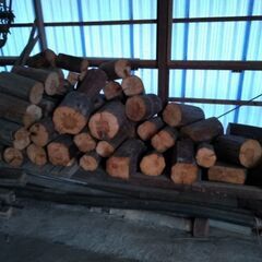 農機具小屋の梁を切断しました。