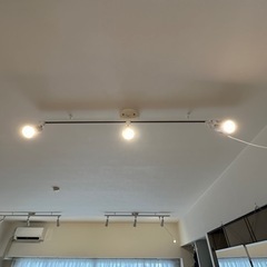 🔴複数お買い上げは割引🔴賃貸の天井に使える‼️ダクトレール+電球シェード3つ＋LED調光電球つきの画像